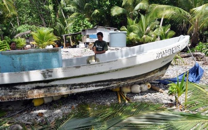Та самая разбитая лодка, на которой дрейфовал Хосе.