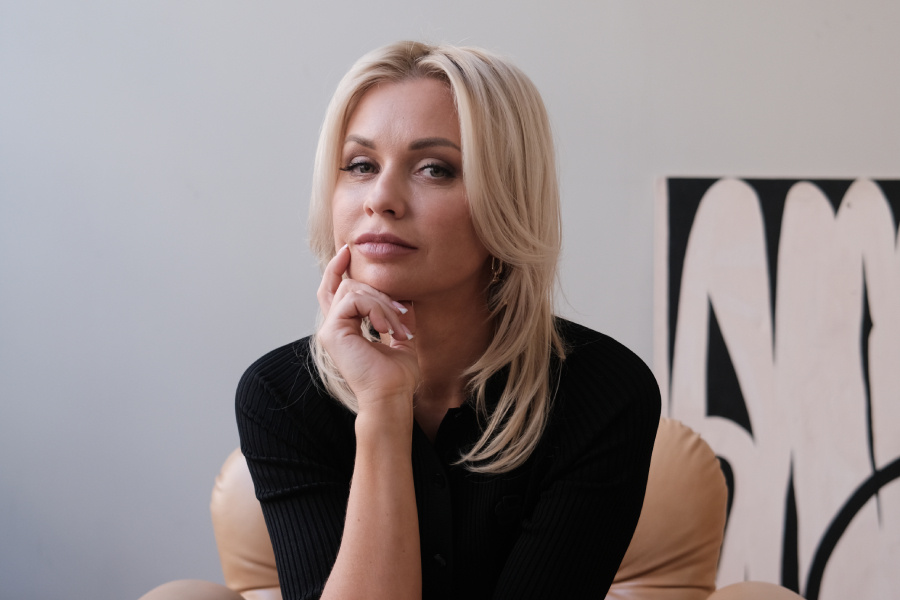 Олеся Васильева, клинический психолог, экзистенциальный аналитик, системный семейный психотерапевт. Опыт практической работы 15 лет. Автор курса «Методики раннего развития детей» и мини-курса «Семейные сценарии» в МИПе. Автор книги «Эмоциональный код».