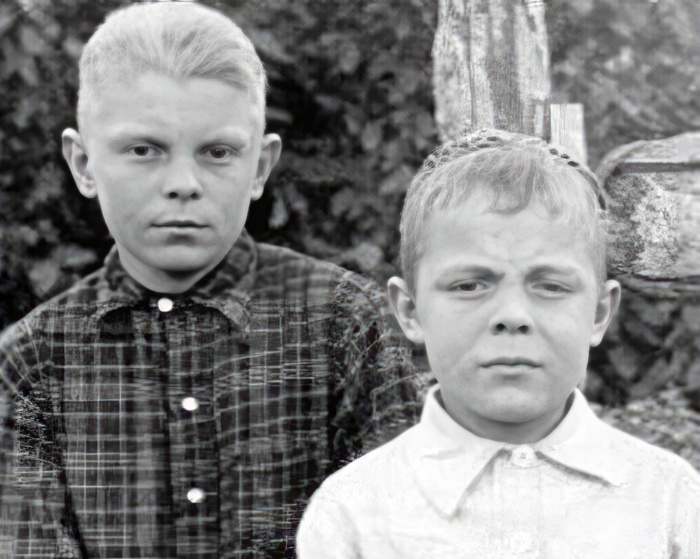 Юрий Назаров в детстве с младшим братом.