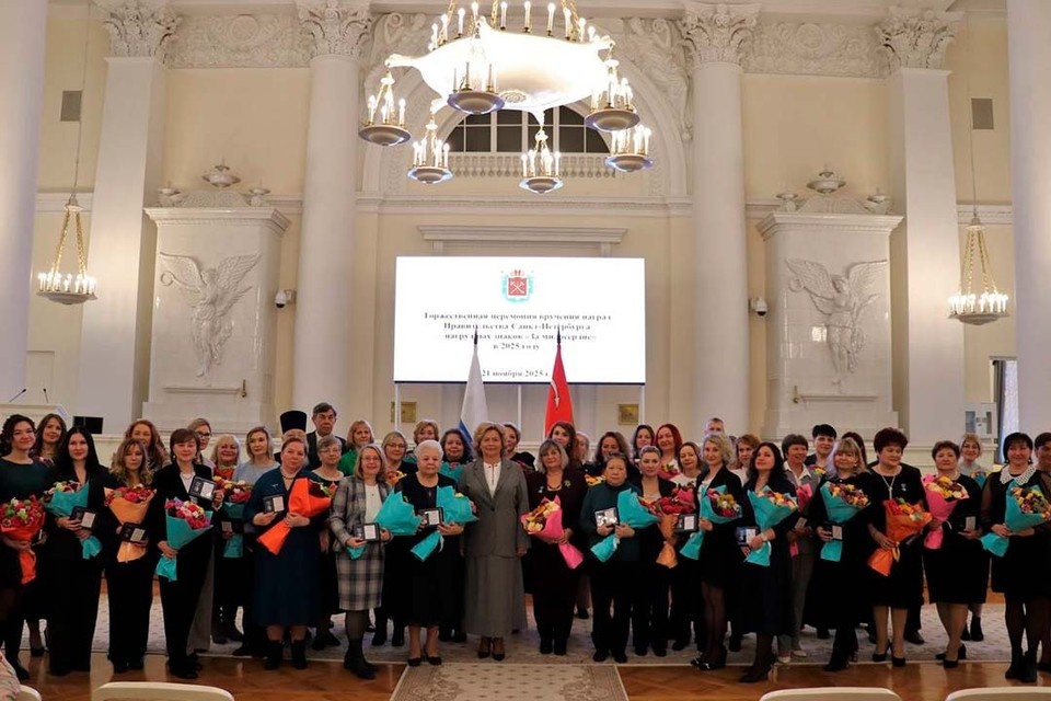    Социальных работников и представителей здравоохранения поблагодарили за труд. Фото: t.me/kspgovspb