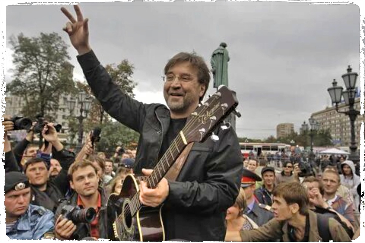 Еще недавно "ДДТ" - это был океан рук и многотысячные стадионы. Казалось, эта народная любовь будет вечной и обеспечит безбедную старость.