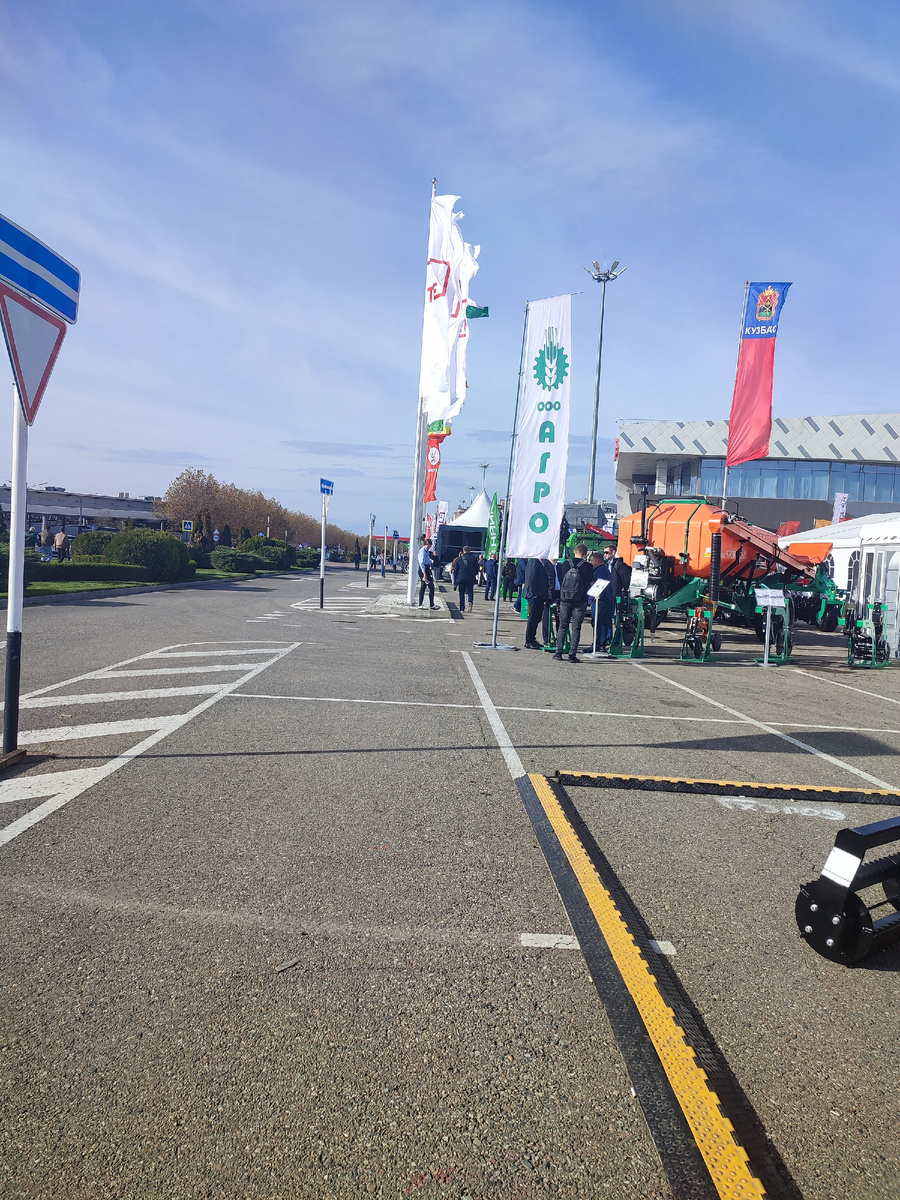 Подходим к началу выставки 