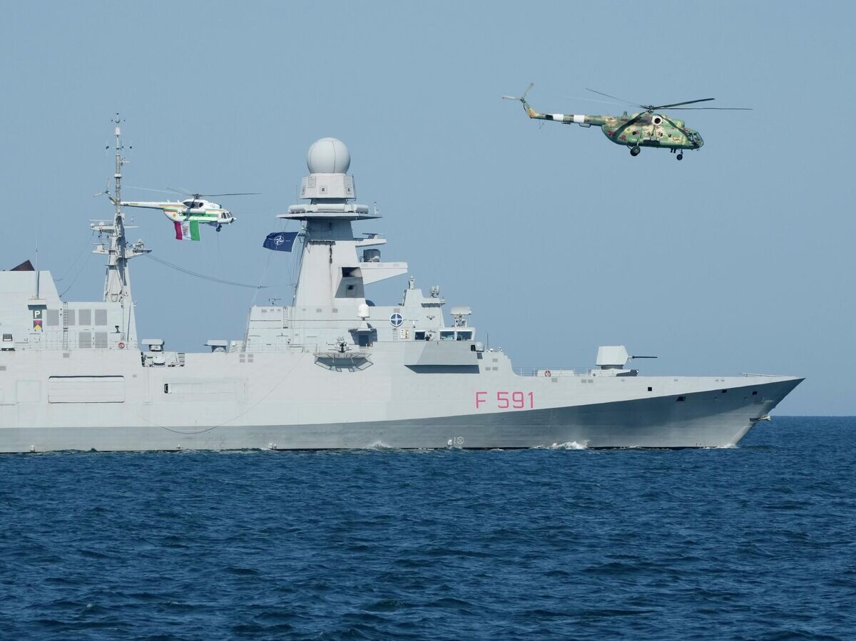    Итальянский фрегат "Вирджинио Фазан" принимает участие в учениях Sea Breeze-2021 в Черном море© AP Photo / Efrem Lukatsky