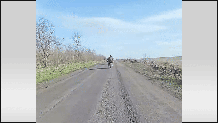    Наши бойцы ведут колонну пленных. Скриншот страницы "Военкор Астрахань"