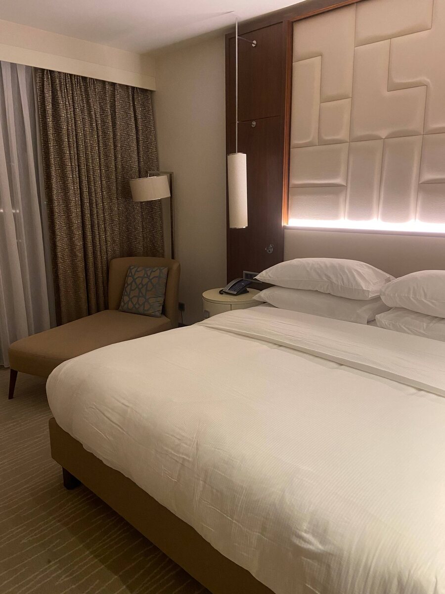 Почти 100 тыс. рублей за шесть ночей в отеле в Грузии — это реально много. Можно найти дешевле.