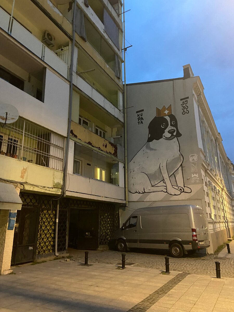 В Батуми красоту можно найти везде, даже на стенах домов.