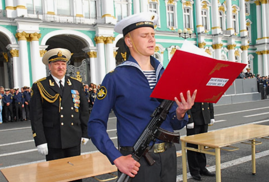 Моряк принимааеи Присягу.  Фото:  obzor-smi.ru