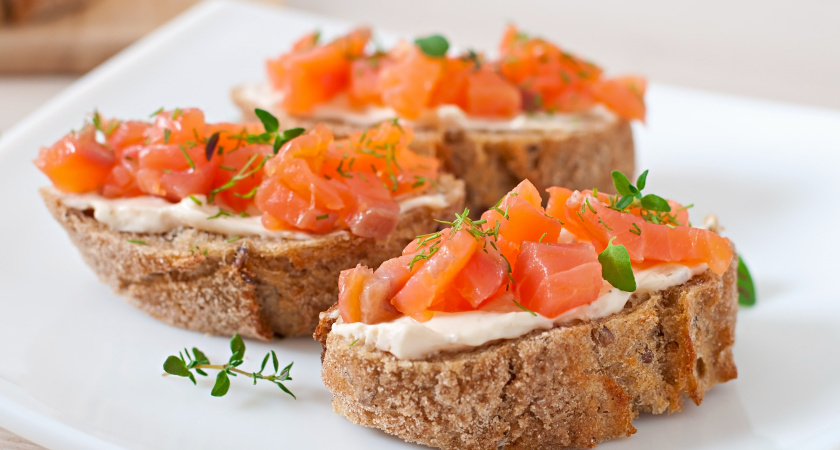    Не сливочное масло: намазываю на батон другой продукт — бутерброды с красной рыбой ещё вкуснее и нежнее