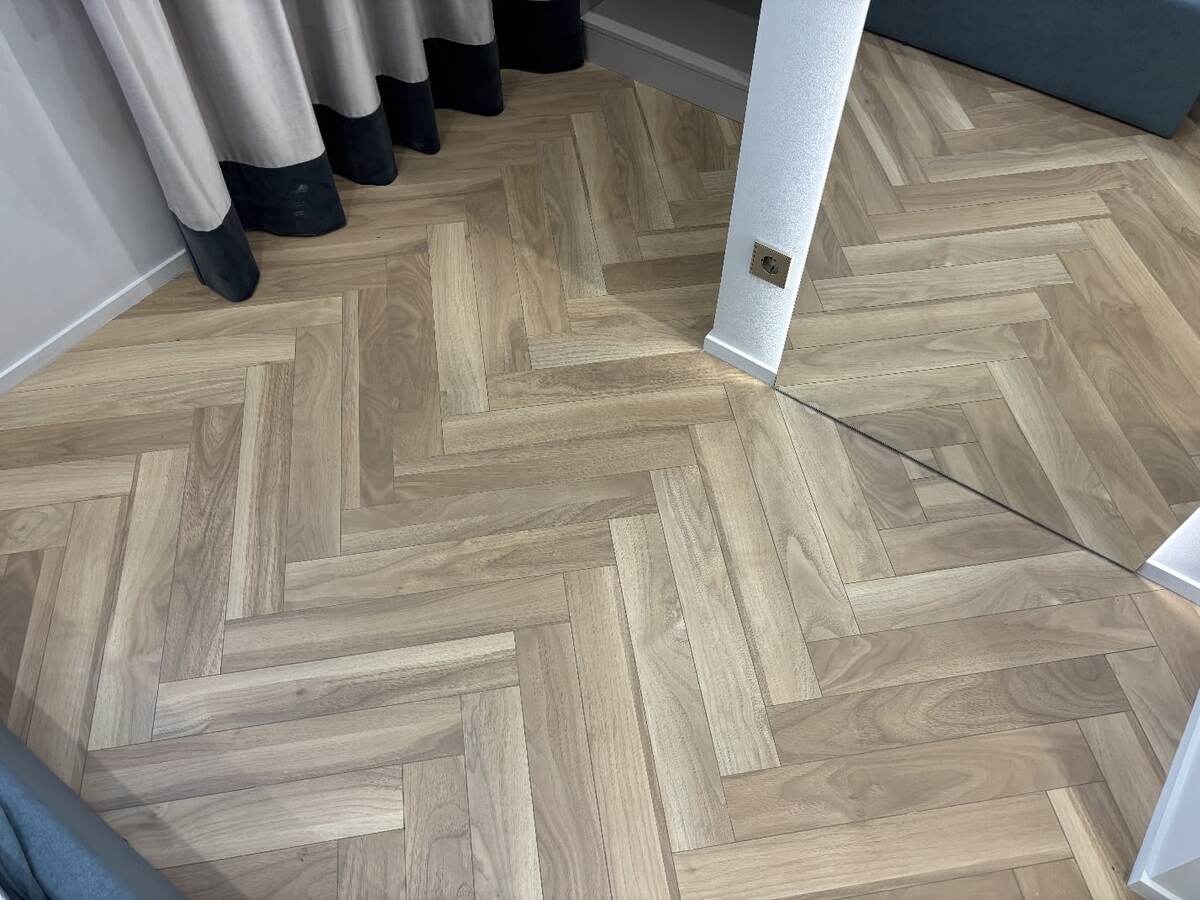 На фото: ламинат Floor Fort Орех Питсбург 