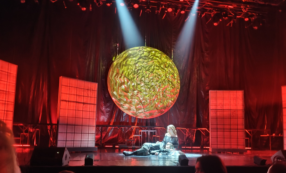 Фото со спектакля «Зона Отчуждения» от автора «Сай-фай ревью».