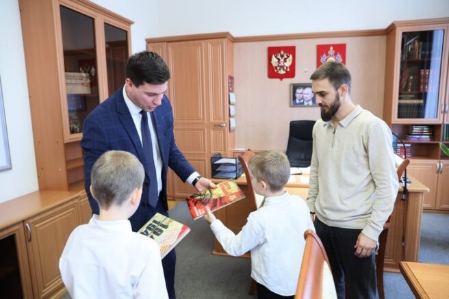    Александр Руденко с детьми. Фото: t.me/RudenkoKuban