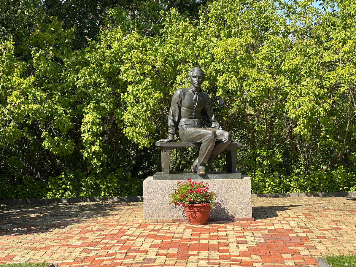 Фото из Тархан, памятник Лермонтову, из личного архива