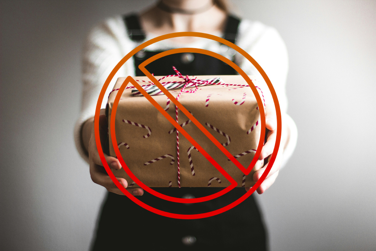     Весы, часы, кружки и еще 7 вещей, которые нельзя дарить на Новый год