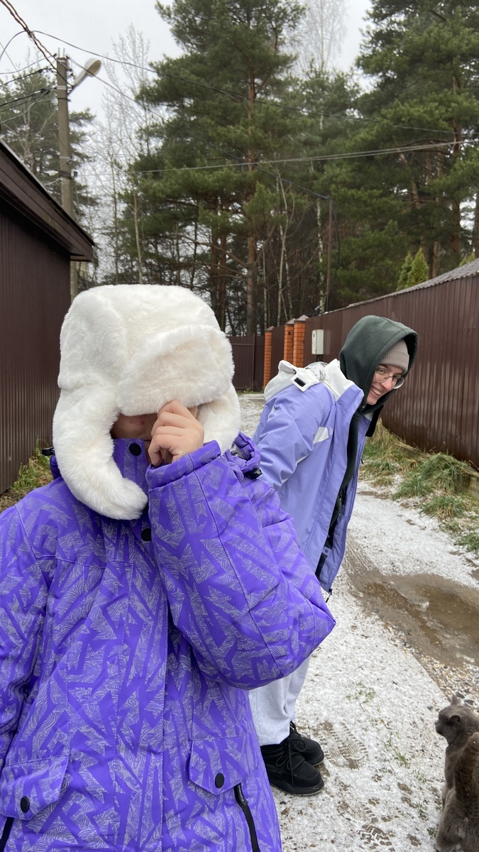 На прогулке. Местный котик сопровождает 😂 Проекты: "Мяулиса", "Привет, дневник", "Время идей".