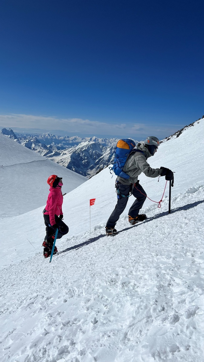 Я на подходе к "перилам", а слева на заднем фоне вы можете наблюдать "косую полку".