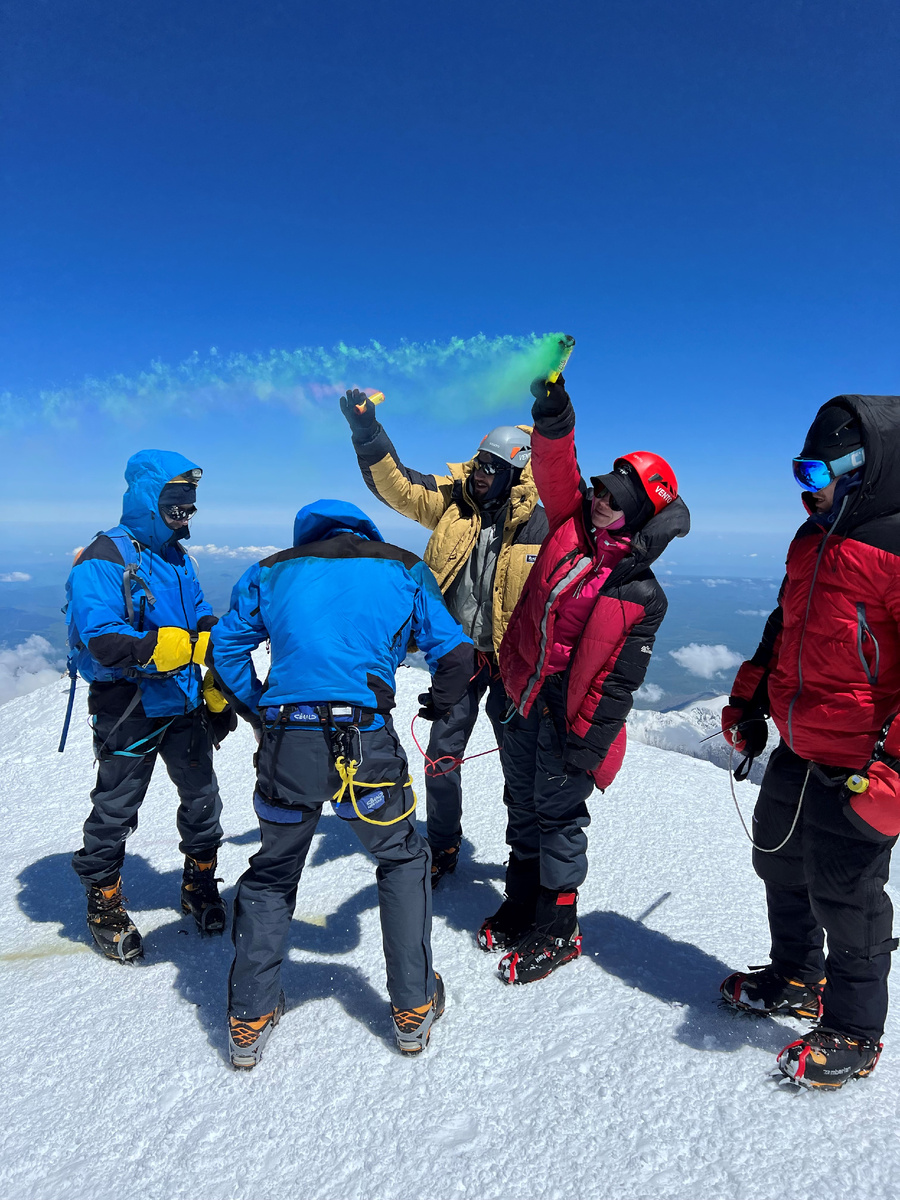 Мы взошли на вершину Эльбруса.