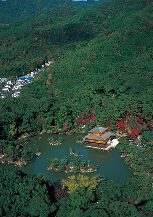 Довольно значительные по размеру дзэнские пейзажные сады нередко возникали из дворцовых садов типа синдэн. Так, дворец Китаяма, построенный сегуном Асикага Ёсимицу в 1397 году, был затем переделан в храм Рокуондзи (Храм оленьего сада), или Кинкакудзи (Золотой павильон), а сад реконструирован в соответствии с эстетическими канонами дзэн школы риндзай.