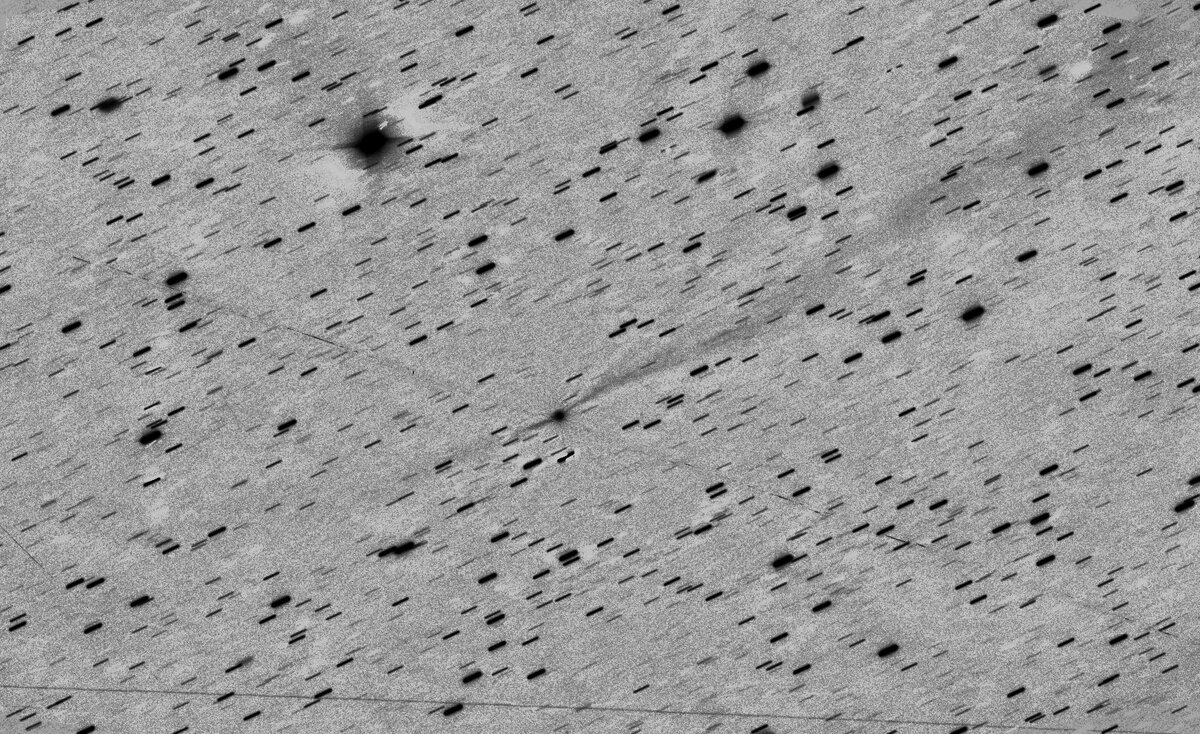 3I/ATLAS 20 ноября 2025 года австрийские и итальянские астрономы-любители М. Йегером (M. Jäger), Г. Реманном (G. Rhemann) и Э. Проспери (E. Prosperi) сделали серию из 20 кадров по 100 секунд каждый и сложили их в одну картинку. Направление Солнца находится в левом нижнем углу