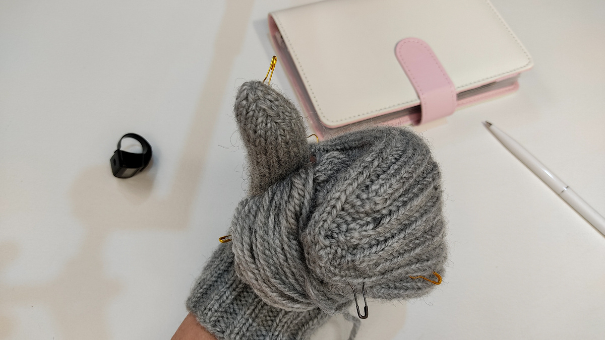 Варежка связанная спицами из пряжи «Шерсть яка»