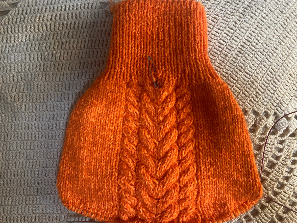 Свитер на спинке.