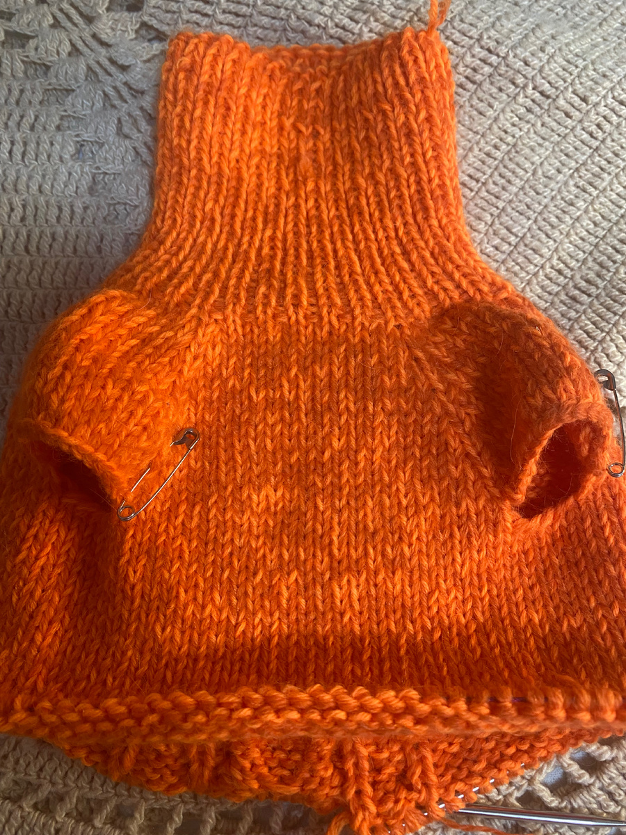 Свитер на животике.