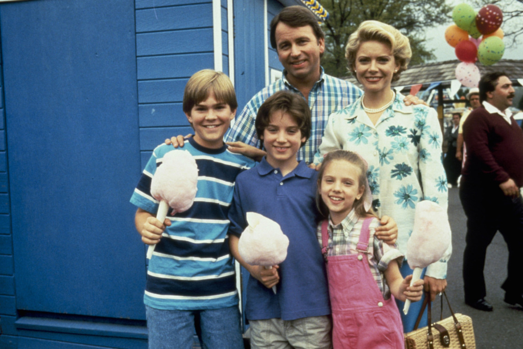 Скарлетт Йоханссон в фильме "Норт", рядом с ней - Элайджа Вуд, Фродо из "Властелина колец".