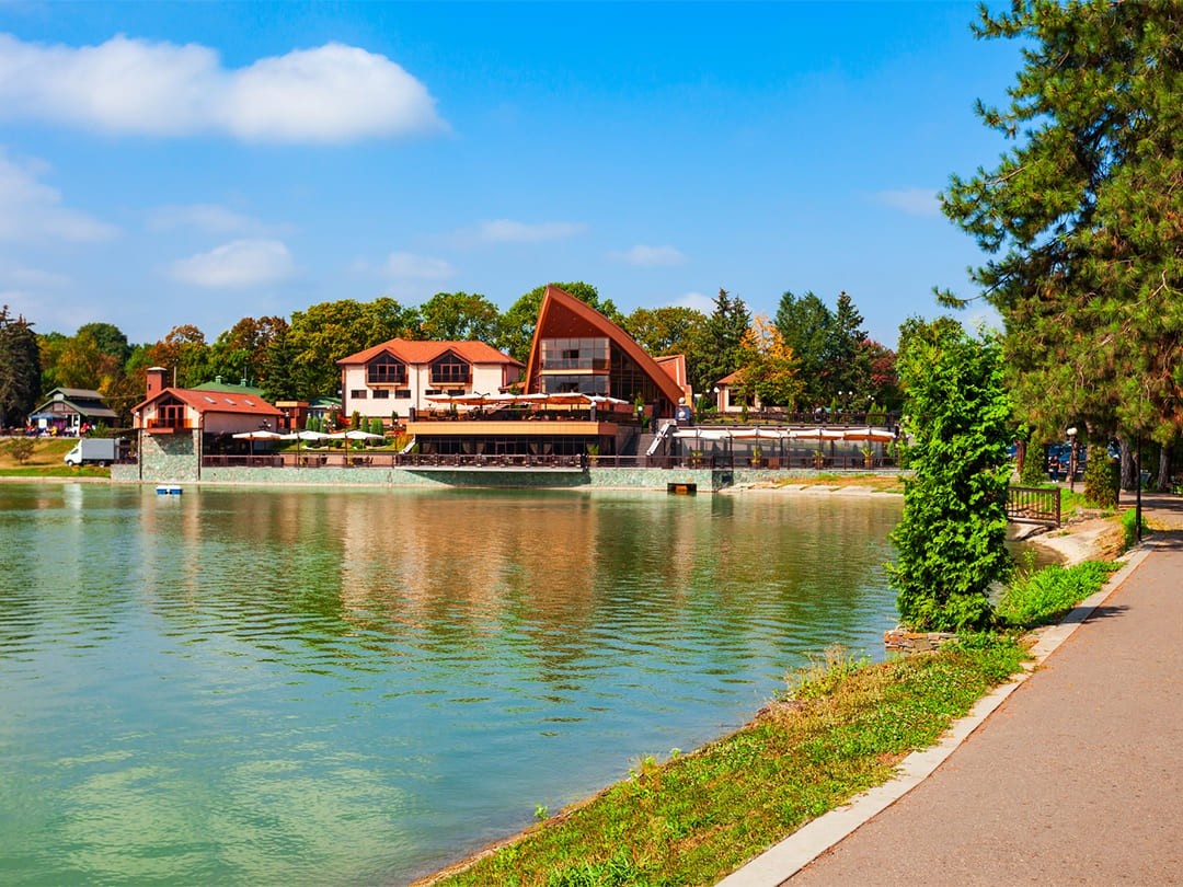 Курортное озеро в Атажукинском саду в Нальчике