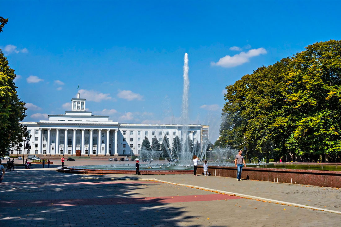 Площадь Согласия - главная площадь Нальчика. Здесь расположен Дом Правительства республики и фонтан
