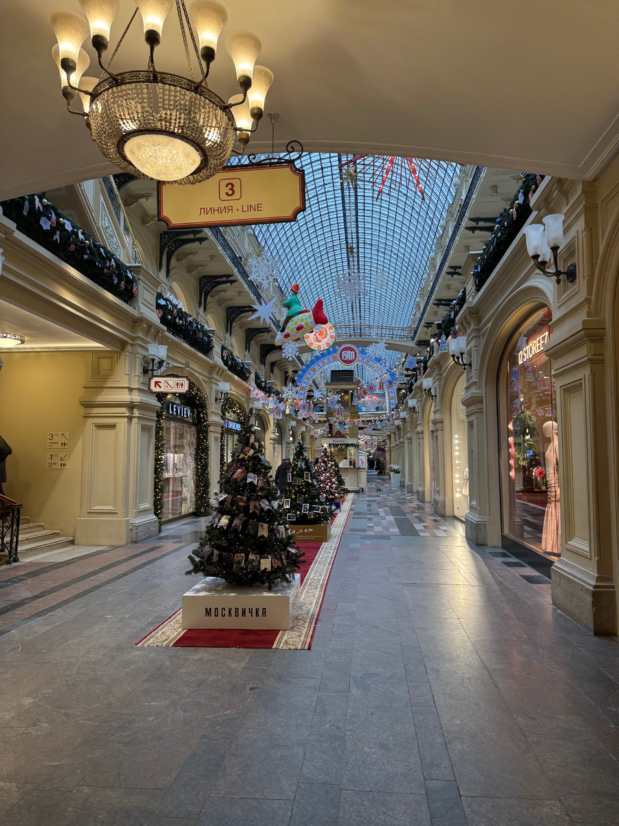 Парад новогодних ёлочек в ГУМе. Фотография автора.
