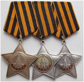 Орден Славы 1-й, 2-й и 3-й степеней слева направо. 