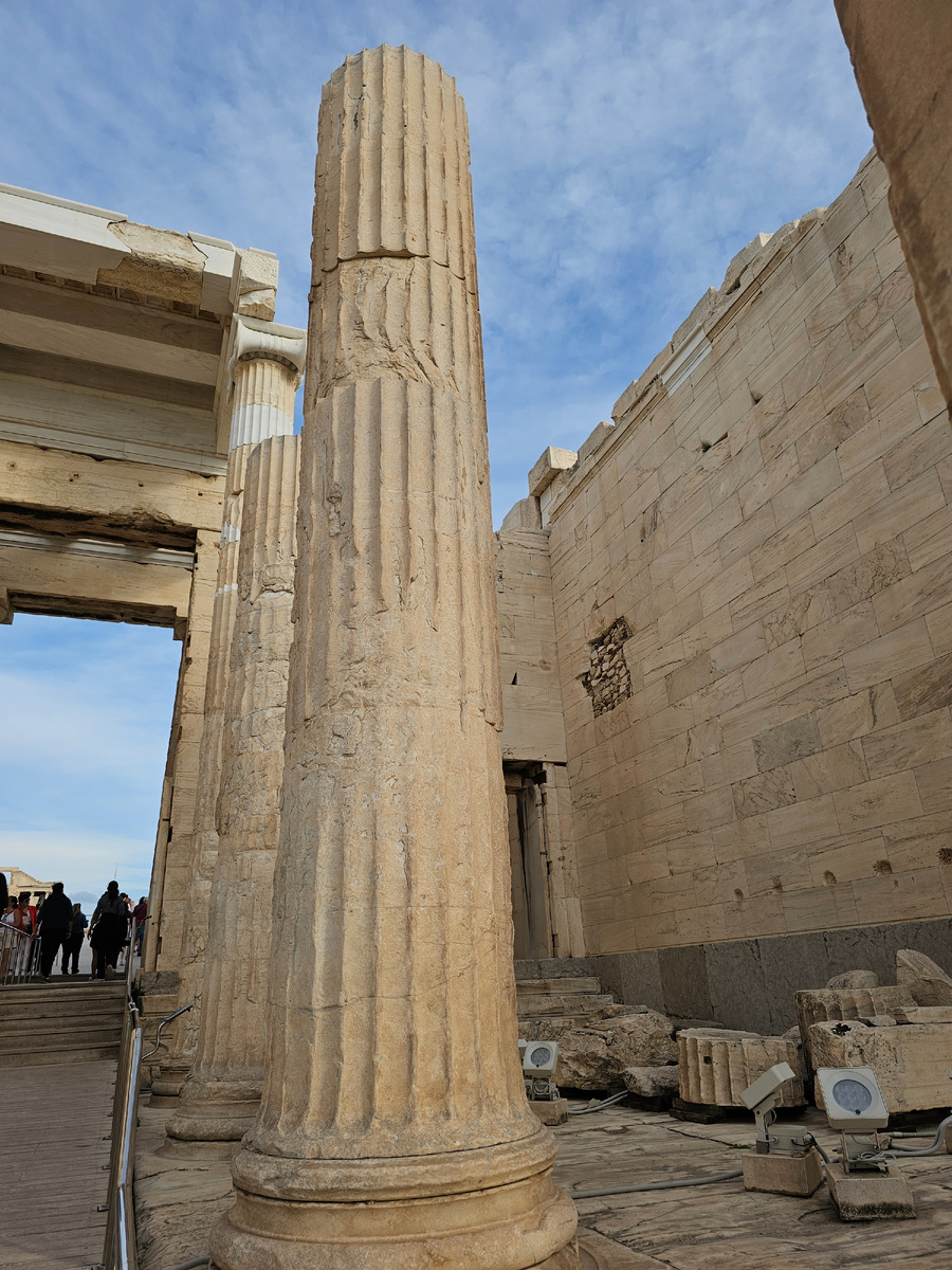 Здесь хорошо видно, что все колонны сборные