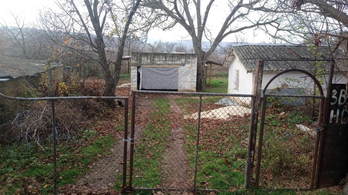 Вид с улицы. Гараж без ворот, там внутри несколько новых досок  и брусков осталось. Прикрыли подложкой.