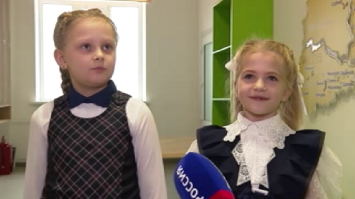    В лицее-интернате №1 ребятам из курского приграничья вручили планшеты-ноутбуки