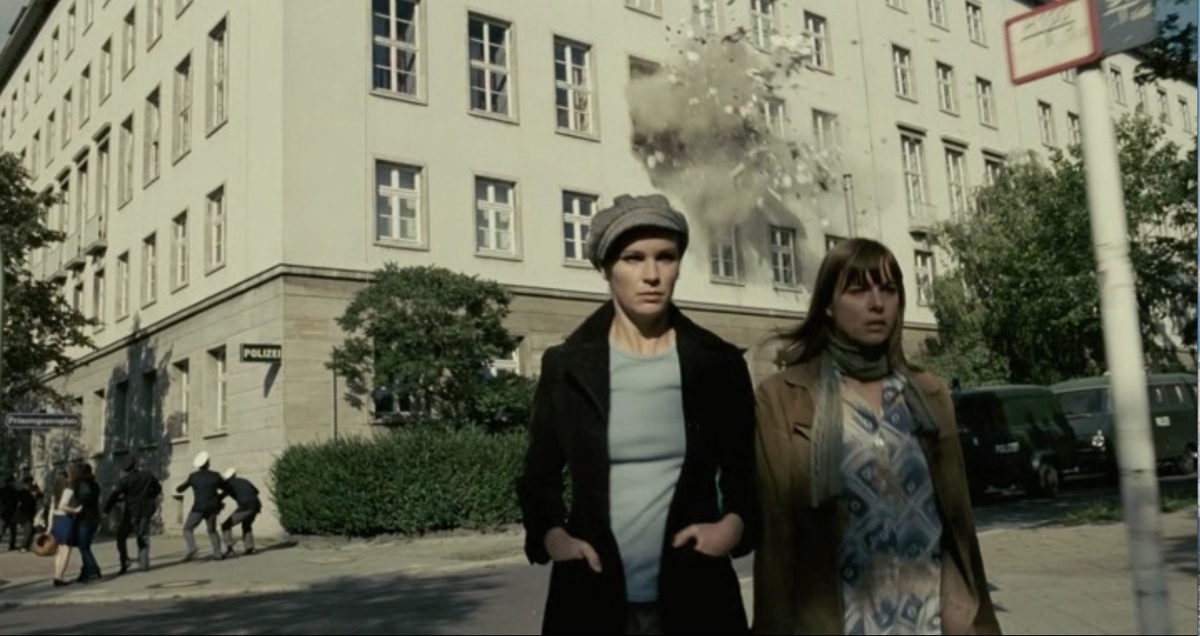 Главное для революционера - спокойствие... (кадр террористического акта из фильма)