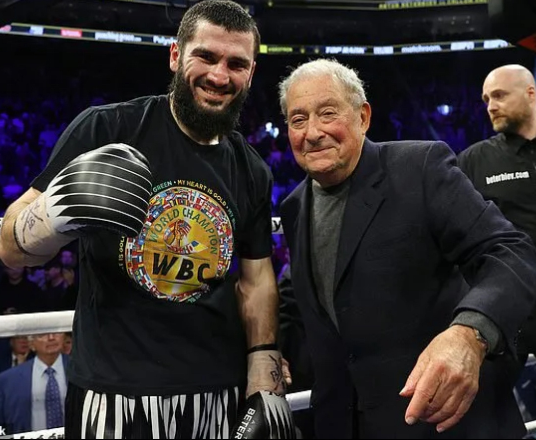 Артур Бетербиев с промоутером