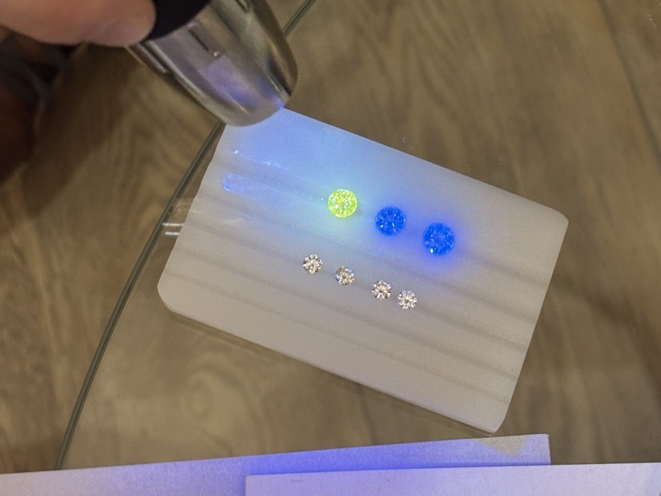 Разнообразие флуоресценции природных бриллиантов. Желтая характерна для бриллиантов из Африки. Кто-то флуоресценцию преподносит как уникальность, а кто-то как изъян. Есть дизайнеры, которые из светящихся бриллиантов собирают целые узоры в украшениях!