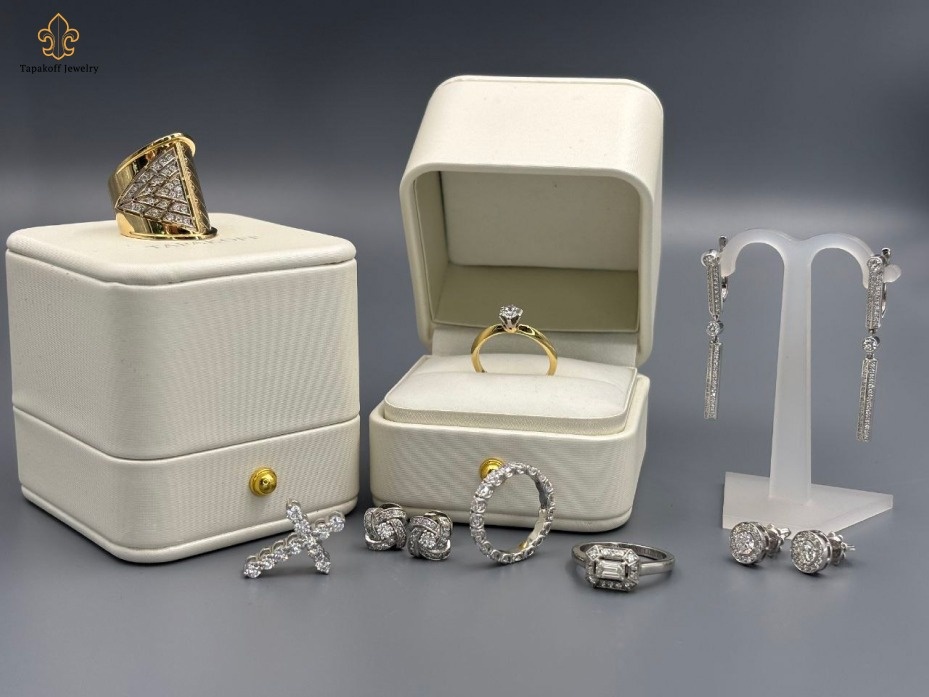 Украшения с бриллиантами могут быть разной формы и дизайна. Бриллиант это определяет. На фото украшения с бриллиантами из коллекции Руслана Тапакова