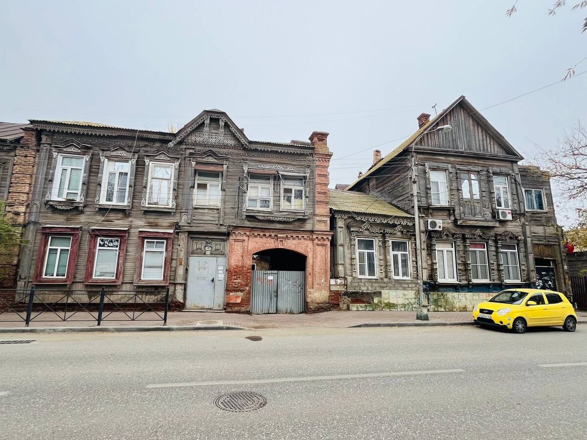 Доходный дом с аркой и парадный дом Поляковича - когда-то "стражи" у входа в мир Аркадии. Теперь - просто серая стена вдоль Калинина.