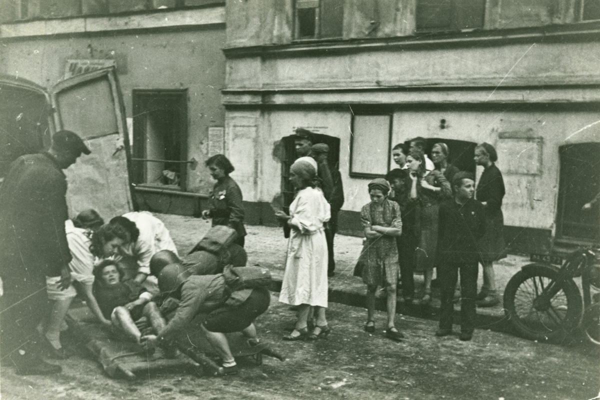  Ленинград в блокаде. Артобстрел. 1941. Государственный музей истории СПб.