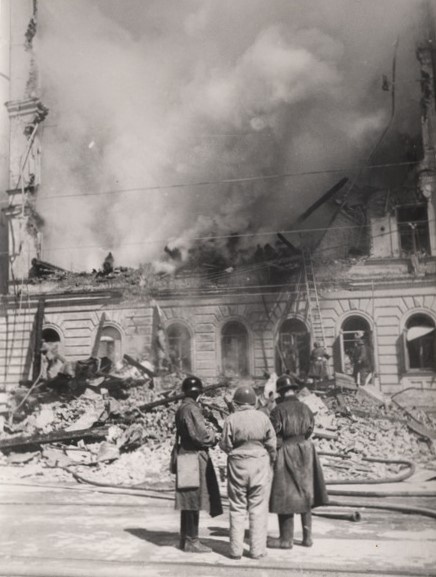 Ленинград в блокаде. После вражеской бомбёжки. 1941—1943. Фото Б.П.Кудоярова. Государственный музей истории СПб.