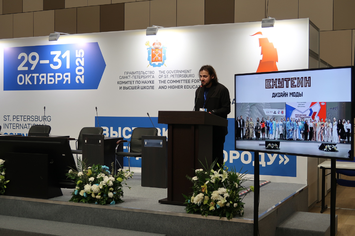 Илларион Владимирович на сцене презентационно-деловой зоны МНОС