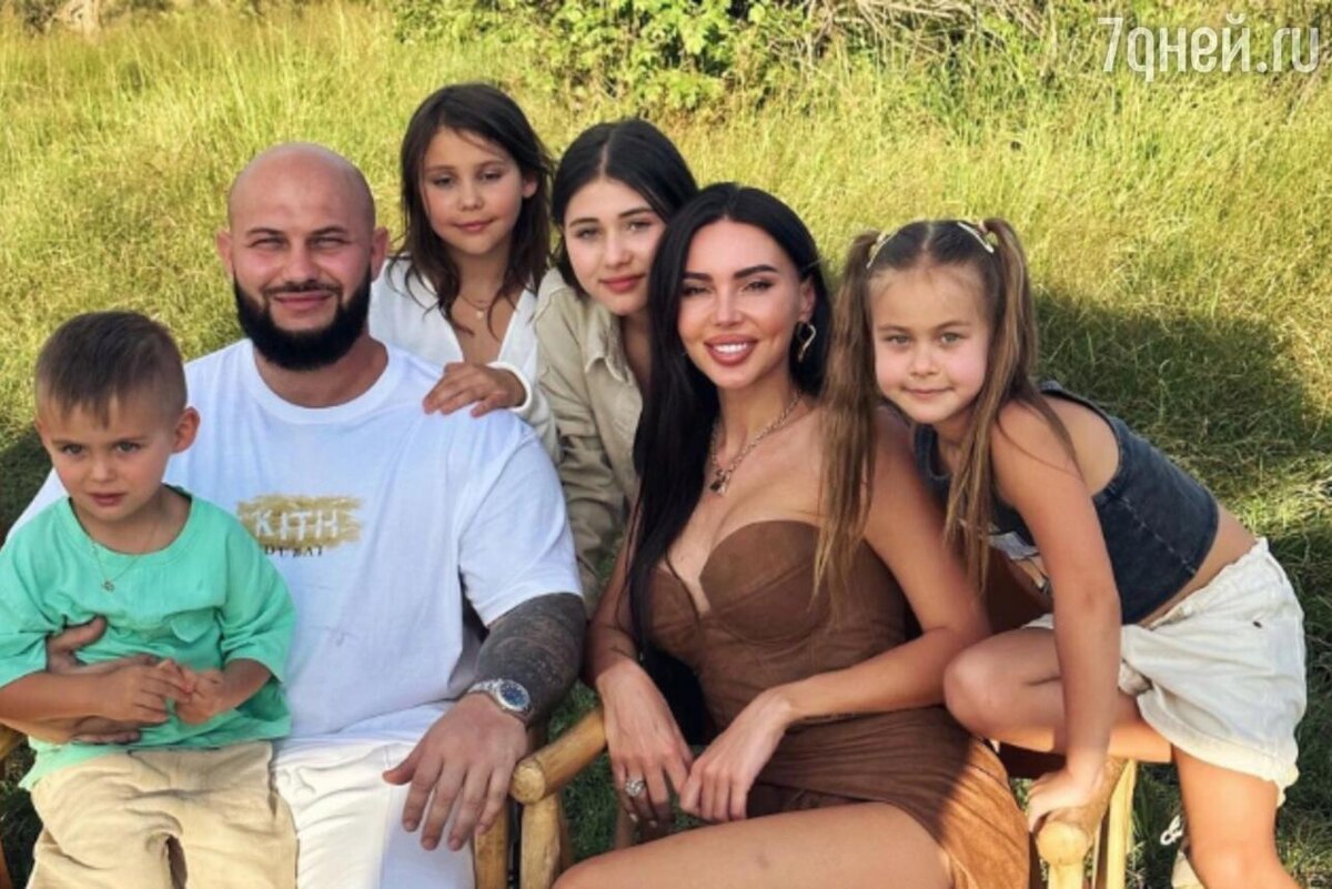    Джиган и Самойлова с детьми в Африке соцсети