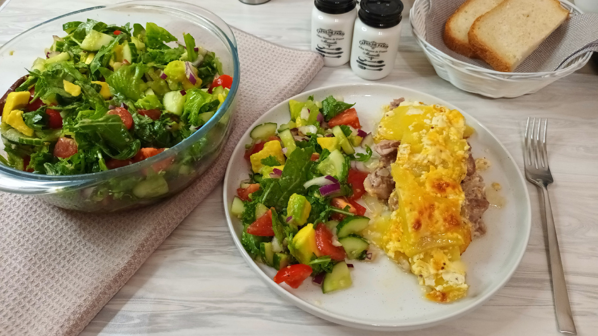 Ингредиенты :
- помидоры
- огурцы
- красный лук: 1 шт.
- авокадо: 1 шт.
- листья салата
- рукола
- оливковое масло : 20 мл.
- сок лайма : 10 мл
- черный перец
- соль
- чеснок