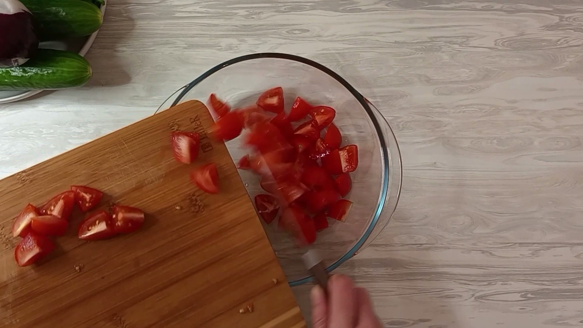 Приготовление:
1.Помидоры  нарезать дольками.