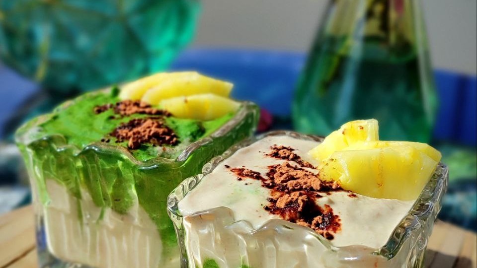 Кунжутный смузи со шпинатом и ананасом. ⠀