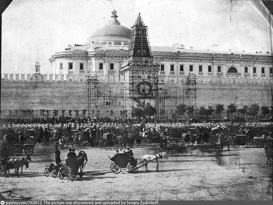 1856 год, Москва, Красная площадь, вид на Кремлевсую стену (со стророны ГУМа). На фото - Торжества по поводу коронации Александра II. Источник: pastvu.com, автор: С.Л. Левицкий 