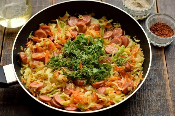 Тушеная капуста с сосисками: простой рецепт на сковороде