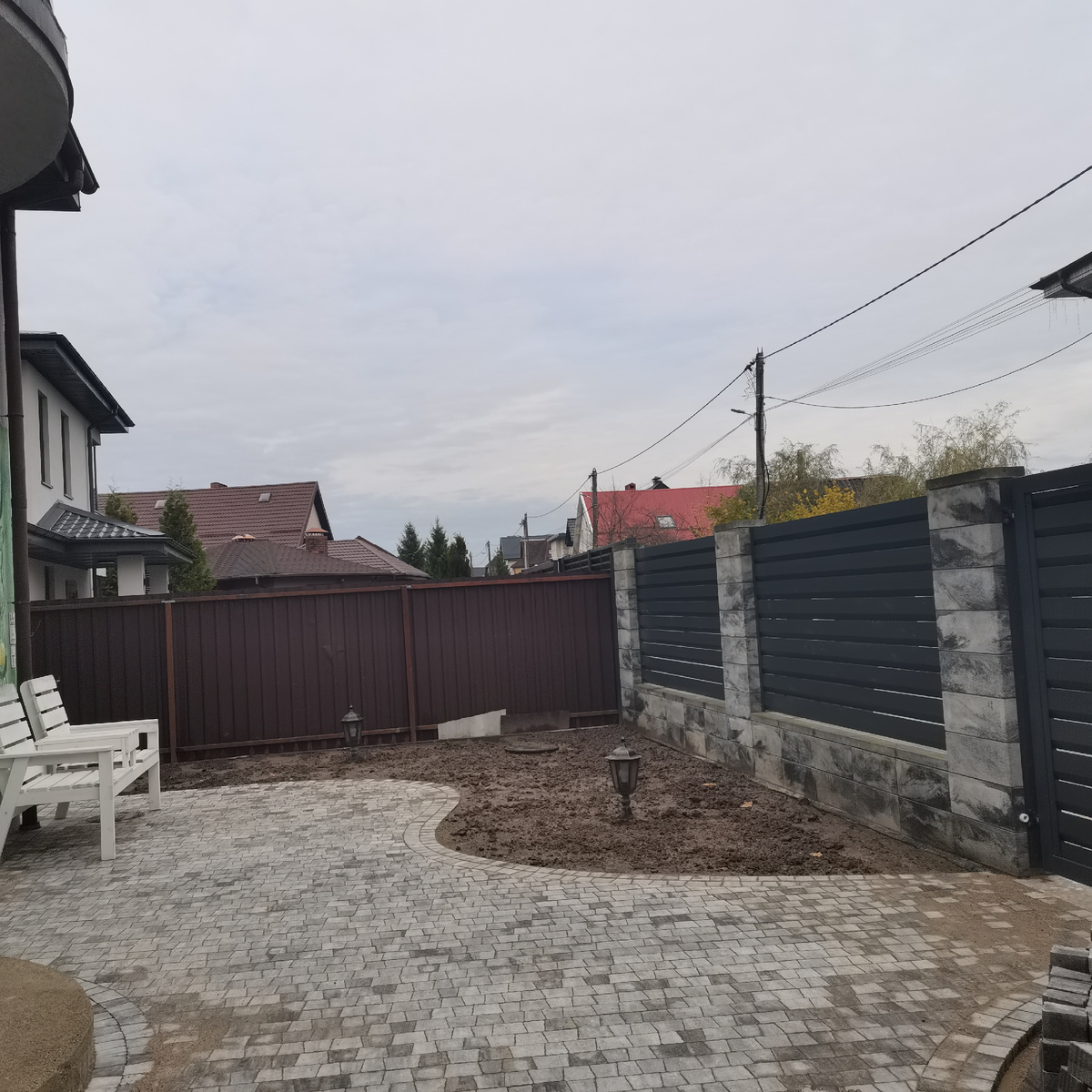 Про белую скамейку забыла