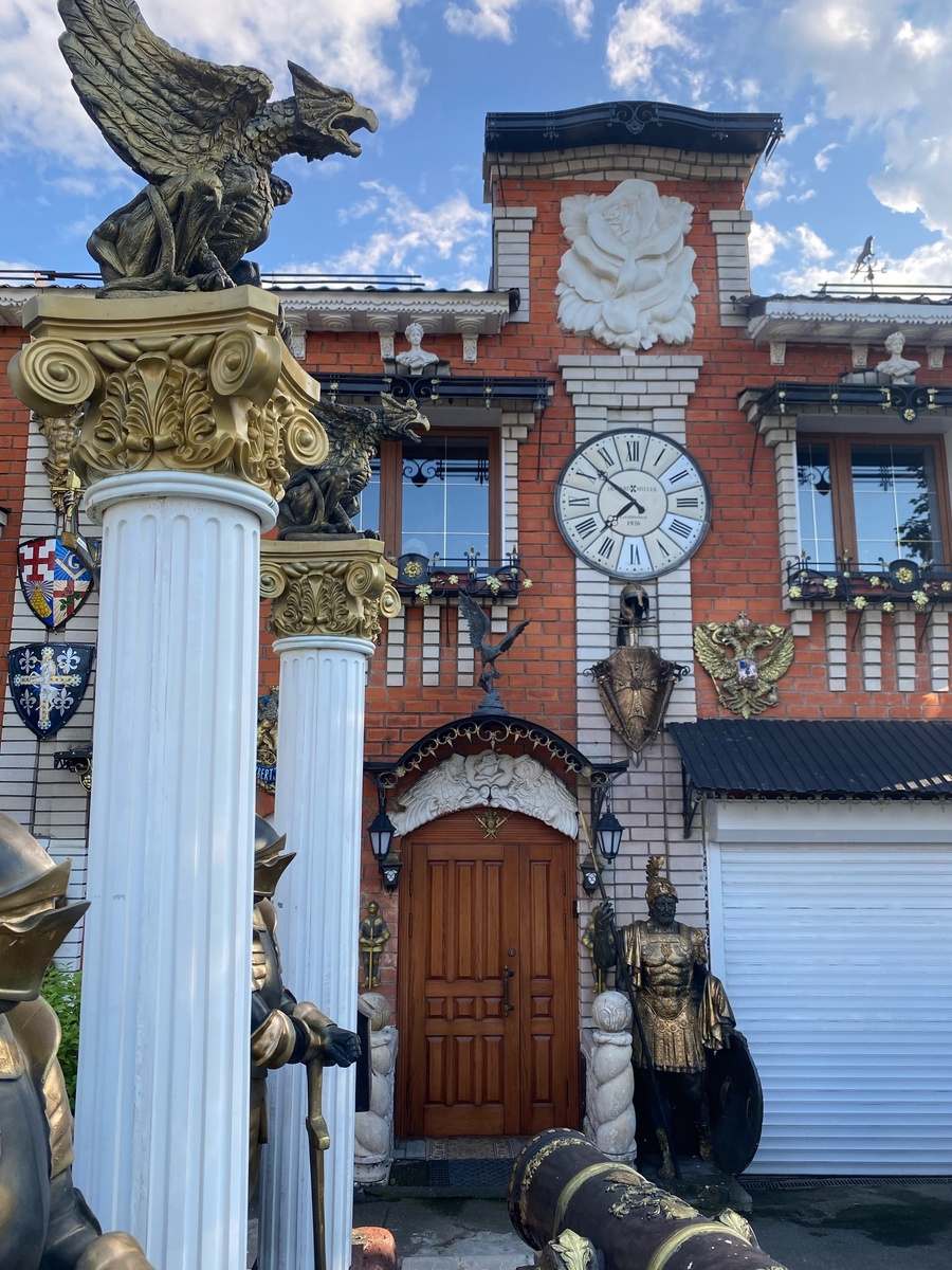 Это место сразу приковывает к себе внимание, когда проезжаешь мимо.