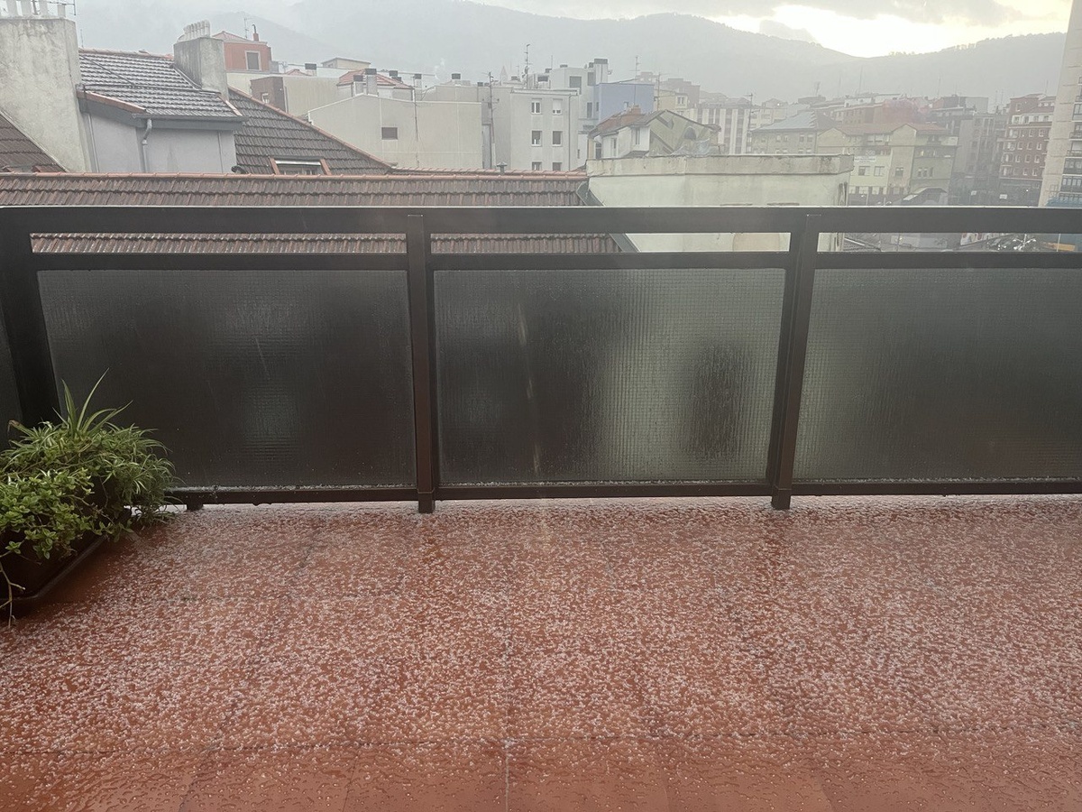 иногда выпадает снег, но сразу тает.